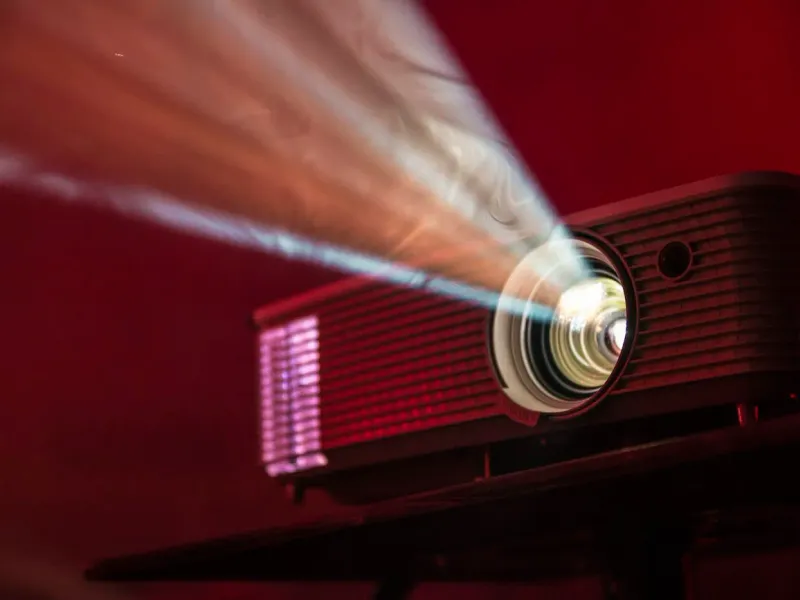 Mirroring a Wearable OLED Display to a Projector for Live Demos